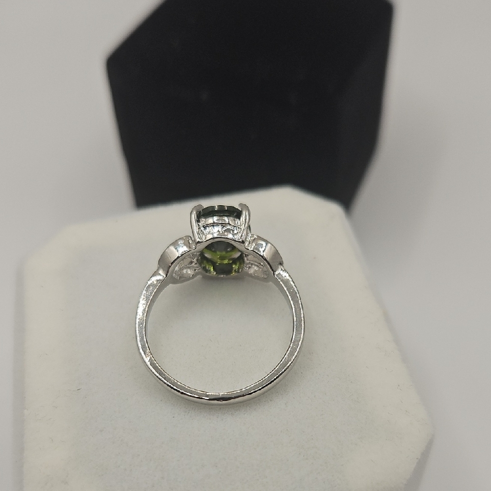Source Unknown Silver Ring With Green Gemstone - image 6